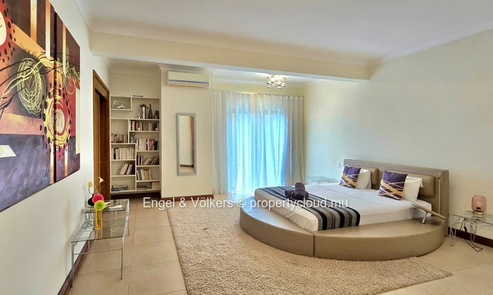 Exceptional 4-Bedroom Villa on a large Landscaped Garden