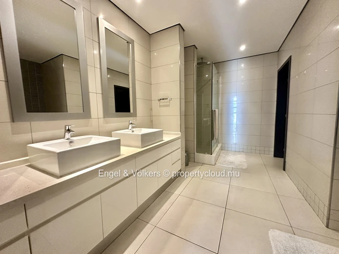 Stylish Top-Floor 3-Bedroom Apartment in La Croisette with Rooftop Pool Access