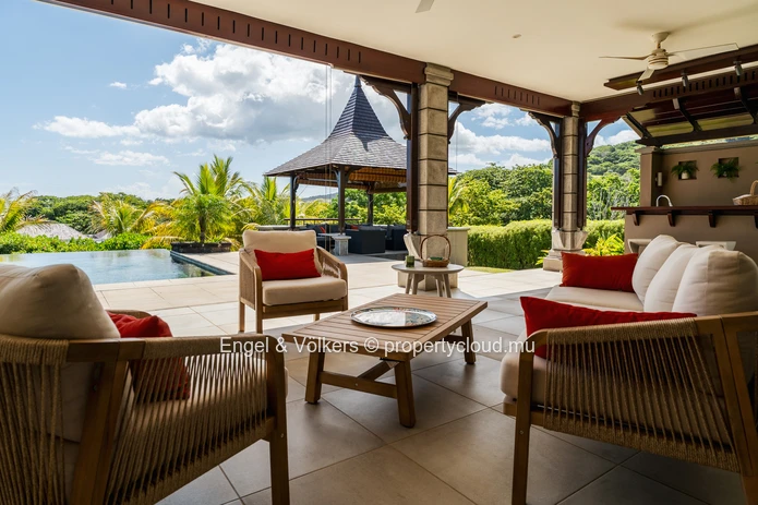 Contemporary Single Storey Villa with Sunset Views