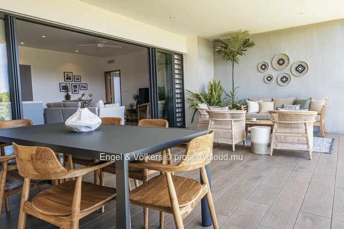 Ground-floor apartment with a superb sea view.