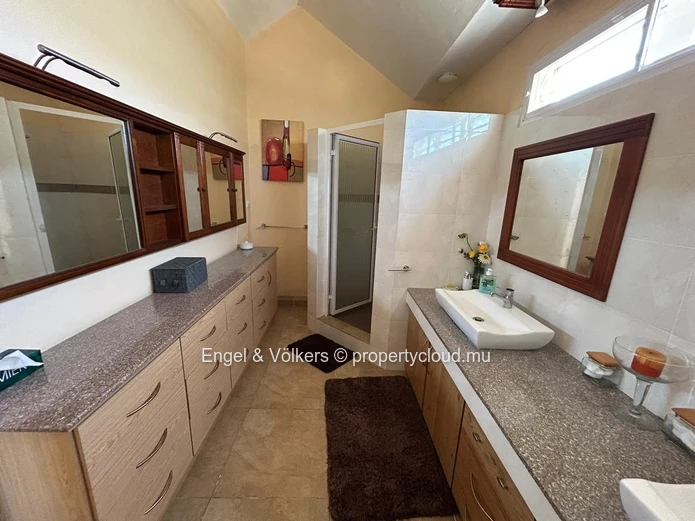 Charming and Spacious 5-Bedroom House for Rent – Large Plot, Private Pool & Peaceful Setting