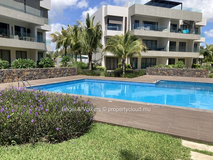 Exquisite Ground-Floor Apartment Steps from the Beach