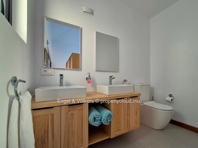 Contemporary 3 bedroom Villa for long term rent in Tamarin