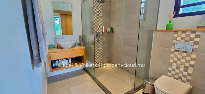 Secluded Island Lifestyle: Spacious Villa with Scenic Mountain Views