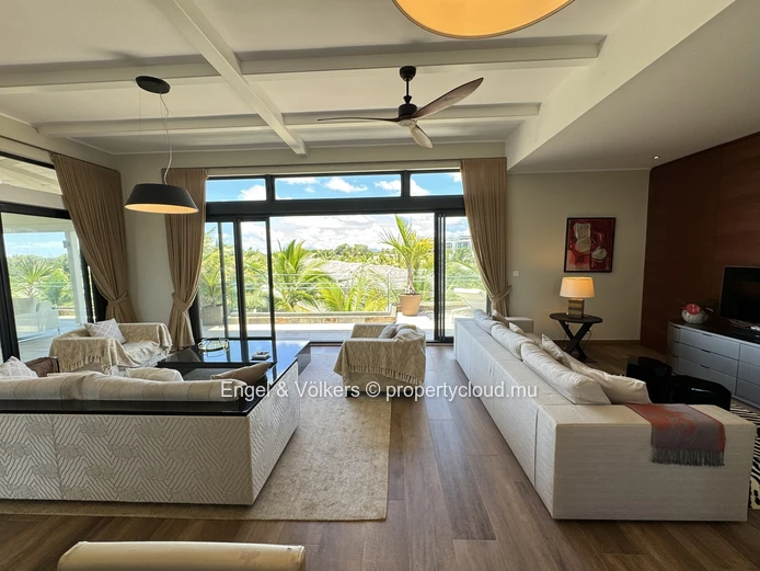 Magnificent 4-bedroom Penthouse, tastefully decorated and furnished with care.