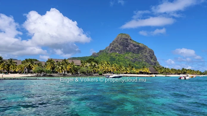 Elegant Island Sanctuary: Luxurious 4-Bedroom Villa in best located estate