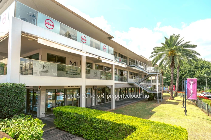 Open-Plan Office with Balcony Access for Rent