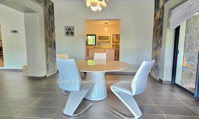 Exceptional 4-Bedroom Villa on a large Landscaped Garden