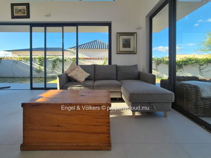 Contemporary 3 bedroom Villa for long term rent in Tamarin