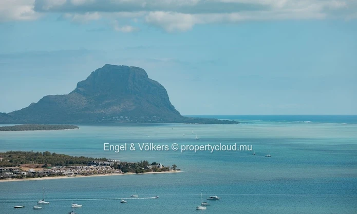 Prestigious West Coast Penthouse with Breath-taking 180° Sea Views