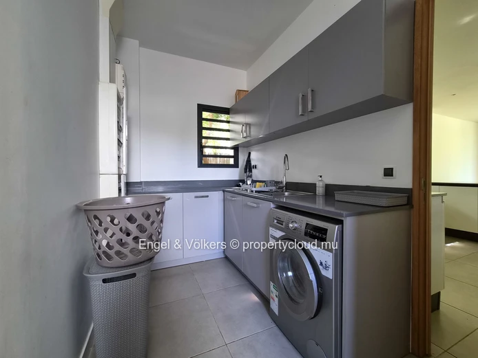 Stylish West Coast Villa Close to Beaches & Amenities