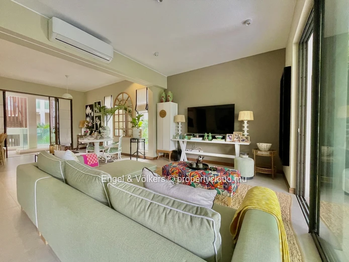 Elegant Coastal Apartment with Rooftop Pool & Sea Views