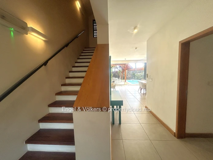 Contemporary 3-Bedroom Villa with Pool & Mountain View