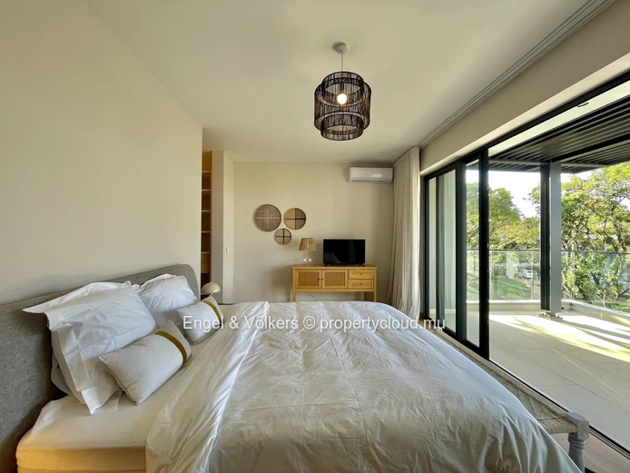 Private-Lift Penthouse with Mountain Views