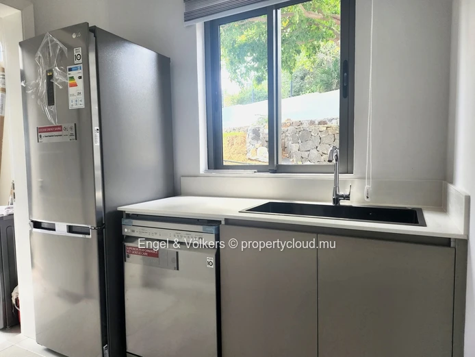 Spacious 3 bedroom apartment with communal pool