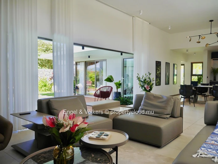 Tropical Luxury Villa with Pool – Just Steps from the Beach