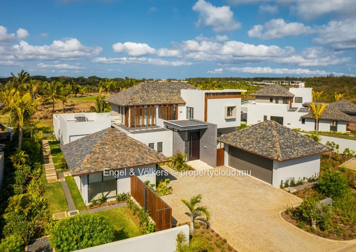 Exclusive 5-Bedroom Fairway Villa in Prime Position