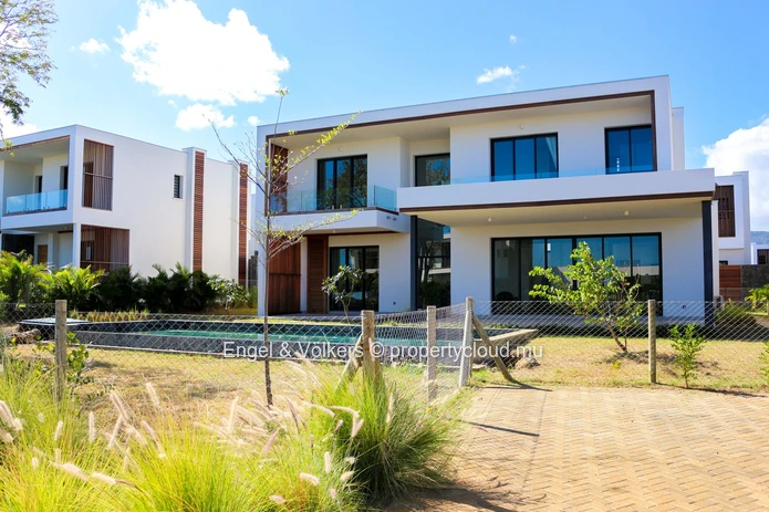 Luxury 4-Bedroom Villa in Tamarin – Private Garden & Pool