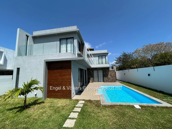 Charming 3-Bedroom House for Rent in Calodyne – Private Pool, Office Space & Close to the Sea