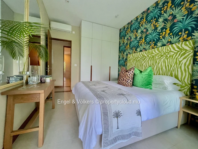 Elegant Coastal Apartment with Rooftop Pool & Sea Views
