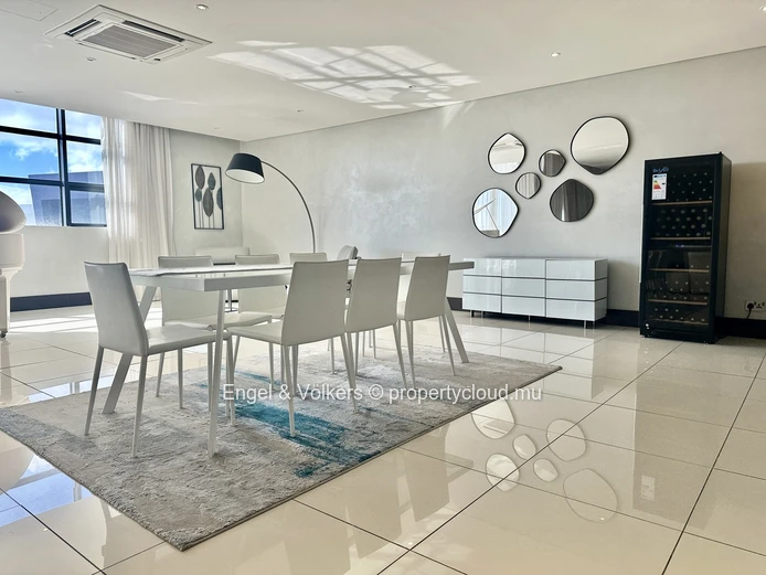 Stylish Top-Floor 3-Bedroom Apartment in La Croisette with Rooftop Pool Access