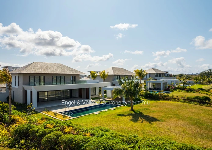 Exclusive 5-Bedroom Fairway Villa in Prime Position
