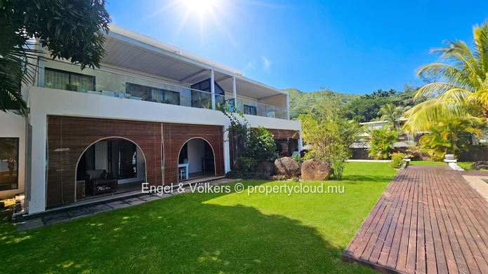 Elegant 3-Bedroom Beachfront Apartment with sea view
