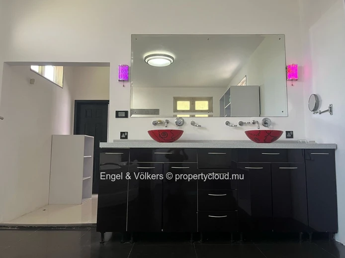 For sale -  Five-bedroom house in Albion