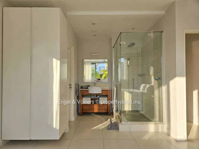 Elegant 3-Bedroom Waterfront Apartment with Scenic views