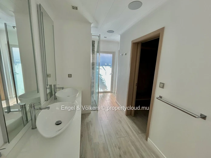 Exceptional Luxury Home for Sale – Secure Residence Near Amenities
