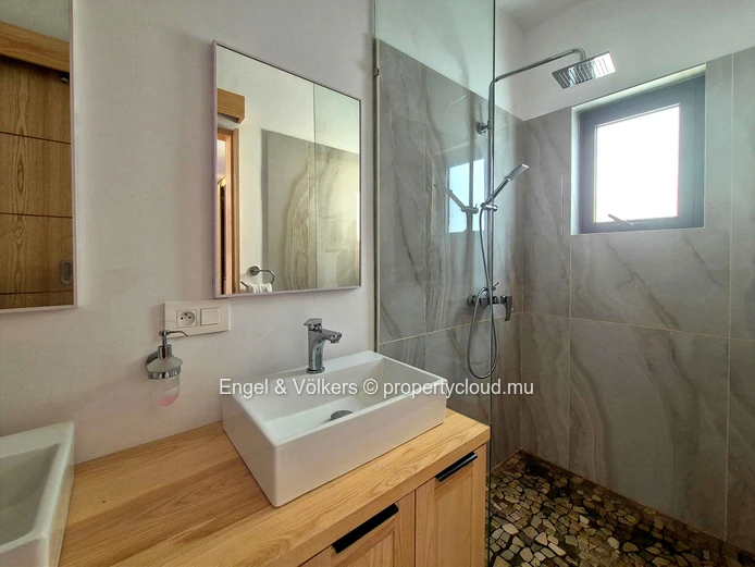 Contemporary 3 bedroom Villa for long term rent in Tamarin