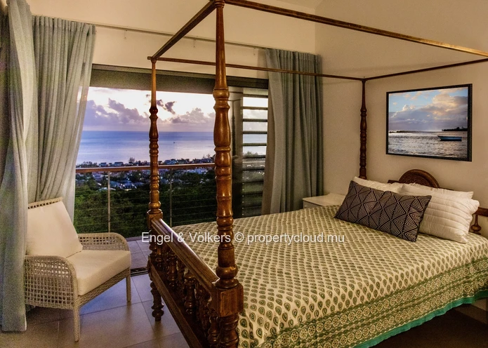 Luxurious Villa with Breathtaking Panoramic Sea Views