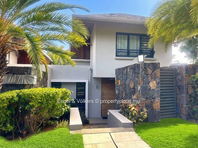 Contemporary 3-Bedroom Villa with Pool & Mountain View