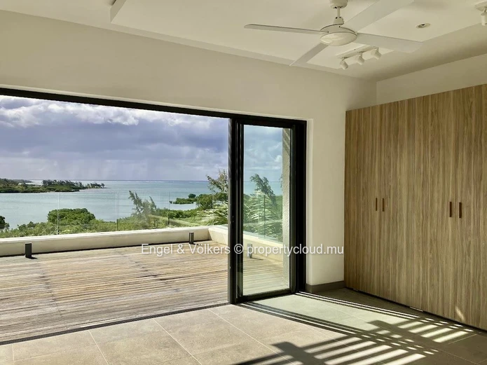 Seafront Penthouse Living