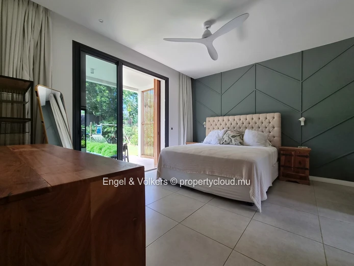 Stylish West Coast Villa Close to Beaches & Amenities