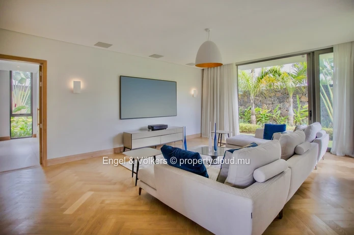 Refined Tropical Living in a Prestigious Golf Estate