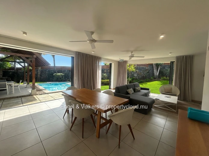Contemporary 3-Bedroom Villa with Pool & Mountain View