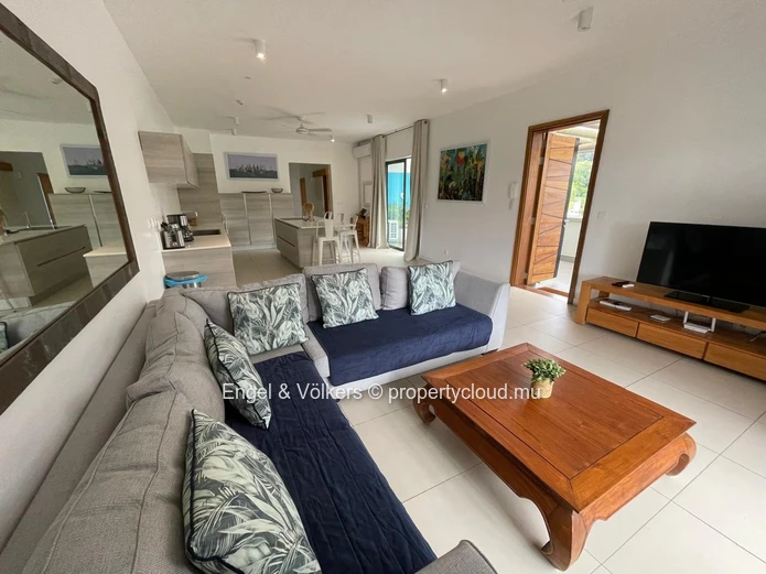 Stunning 2-Bedroom Apartment with views of the marina and mountains - Excellent Rental Investment