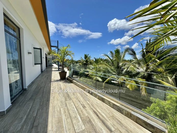 Magnificent 4-bedroom Penthouse, tastefully decorated and furnished with care.
