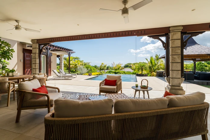 Contemporary Single Storey Villa with Sunset Views