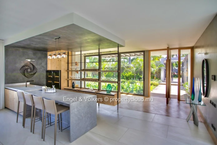 Refined Tropical Living in a Prestigious Golf Estate
