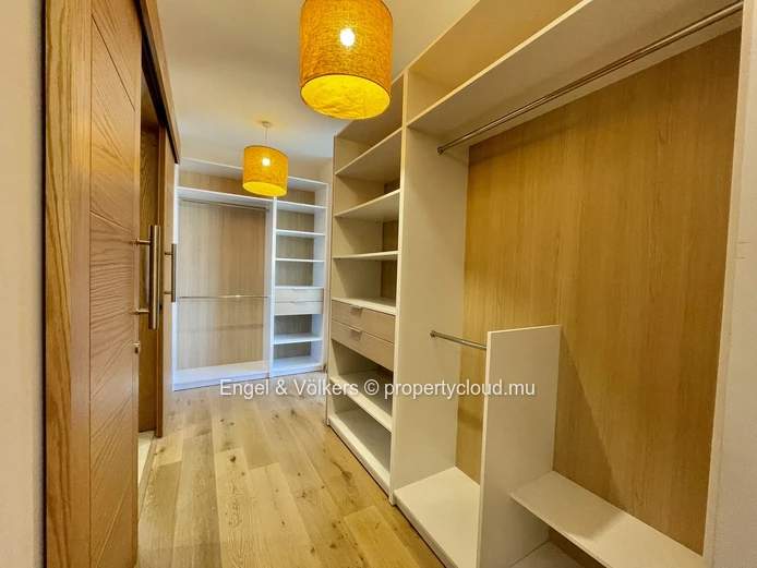 Private-Lift Penthouse with Mountain Views