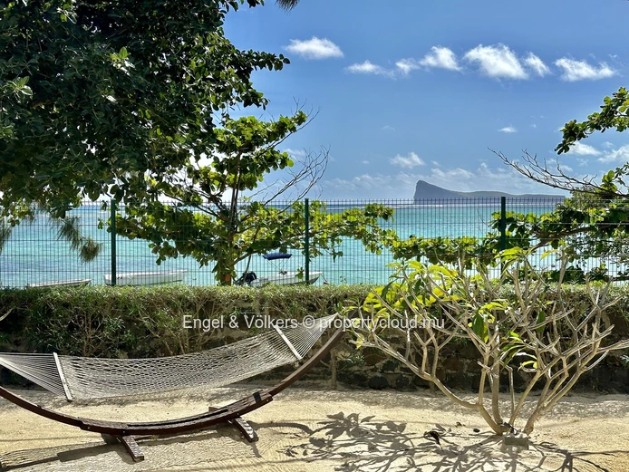 Modern & Convenient Beachfront Apartment