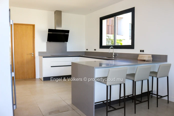 Luxury 4-Bedroom Villa in Tamarin – Private Garden & Pool