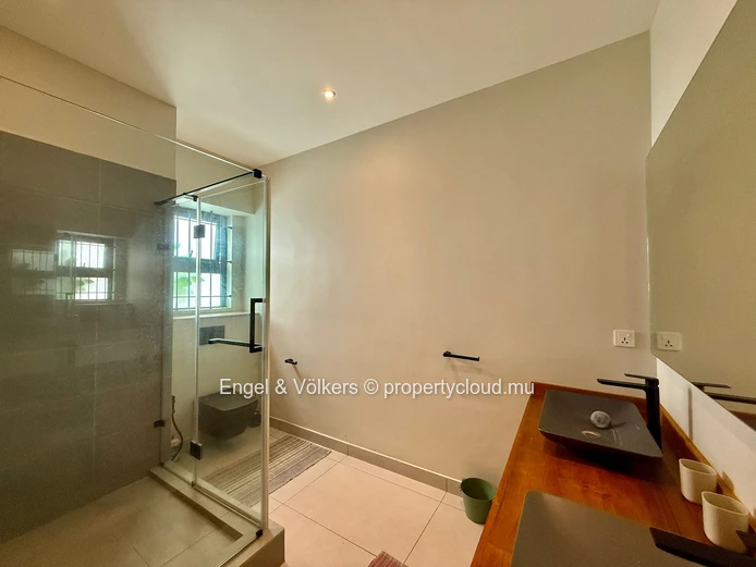 Beautiful Ground Floor Beachfront Apartment