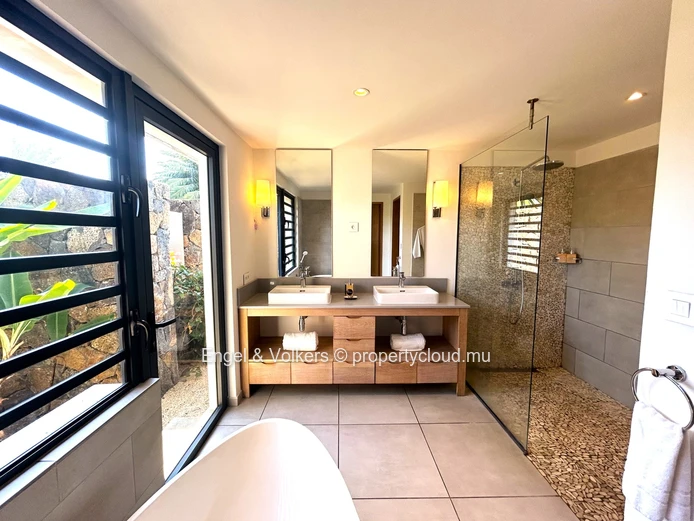 Modern 3-Bedroom Villa with pool & Mountain View