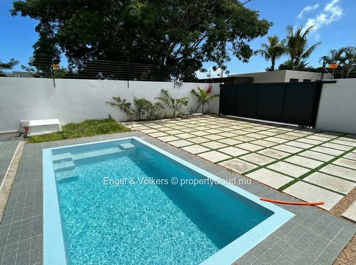 Modern 4-Bedroom House for Rent in Cap Malheureux – Private Pool & Rooftop Terrace