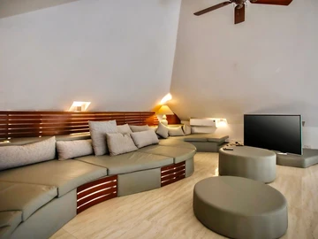 8 Bedroom Villa