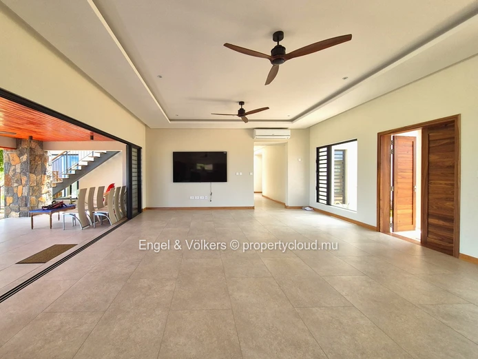 Majestic Villa with breath-taking sea and mountain views