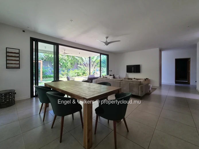 Stylish West Coast Villa Close to Beaches & Amenities